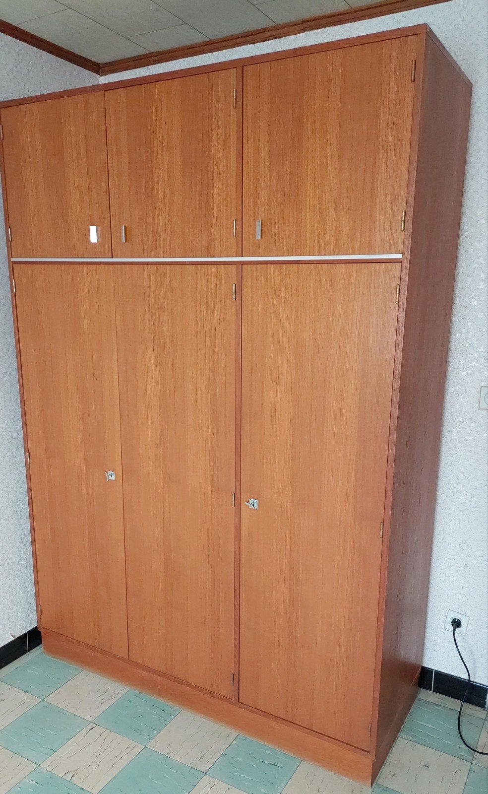 Grande armoire en teck, Enlèvement