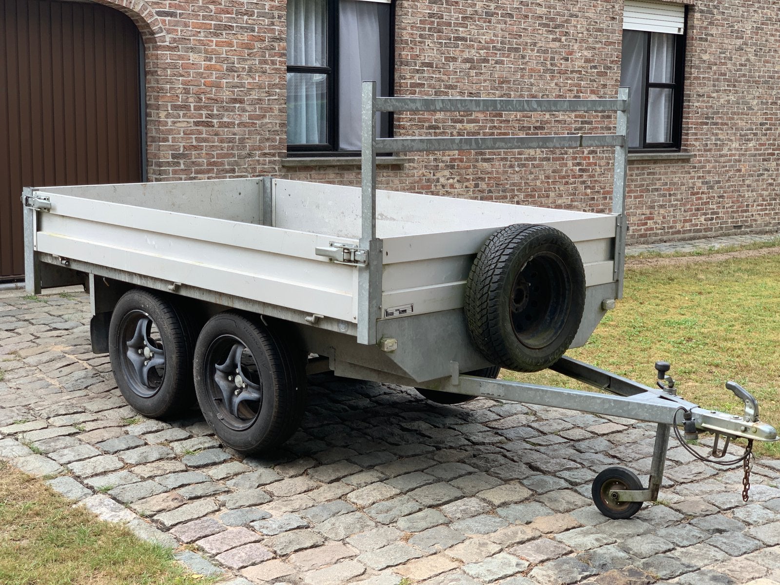 Double essieu de 750 kg avec 4 pneus neufs, Enlèvement, Utilisé