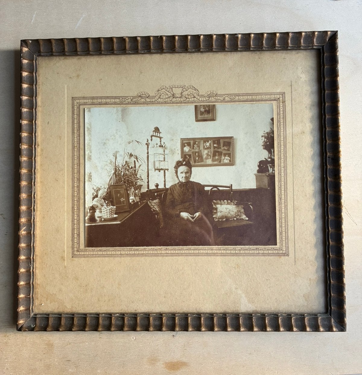 Antieke houten kader met 19e eeuwse foto, Minder dan 50 cm, Gebruikt, Oorspronkelijke maker, Ophalen of Verzenden