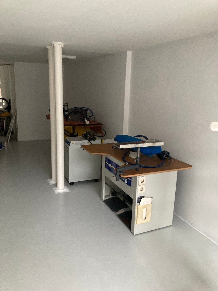 Professionele industriële strijkinstallatie Velt / Susman, Ophalen, Gebruikt, Strijkijzer met snoer