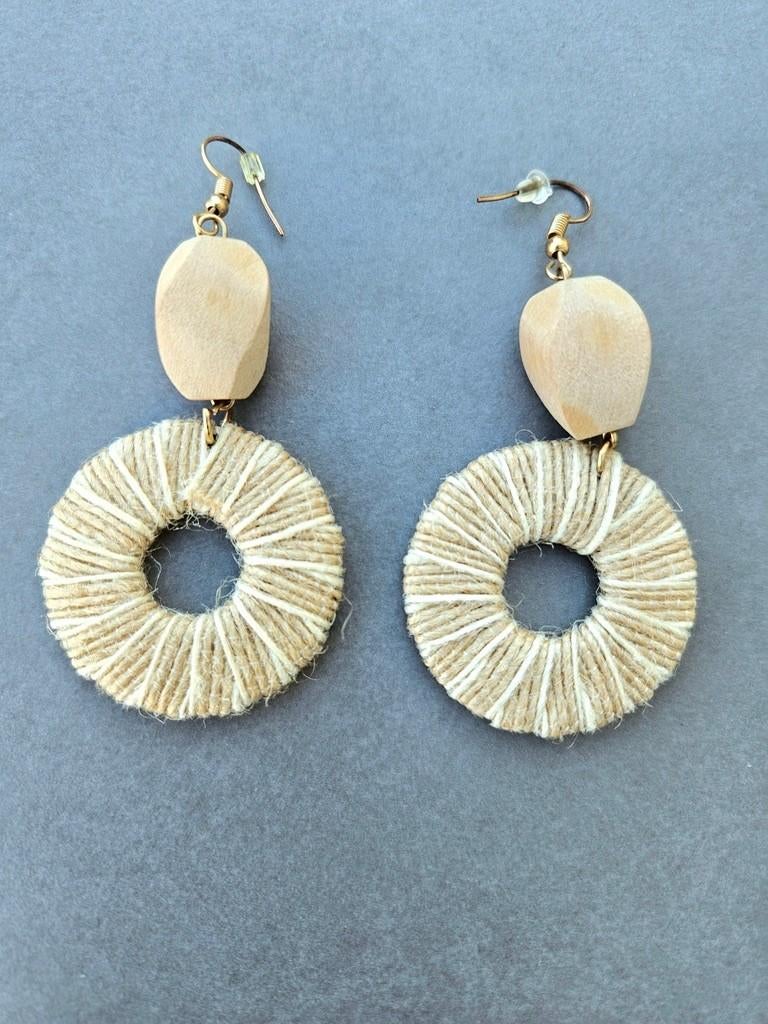 Mooie beige oorbellen, Handtassen en Accessoires, Oorbellen, Ophalen of Verzenden, Zo goed als nieuw, Beige