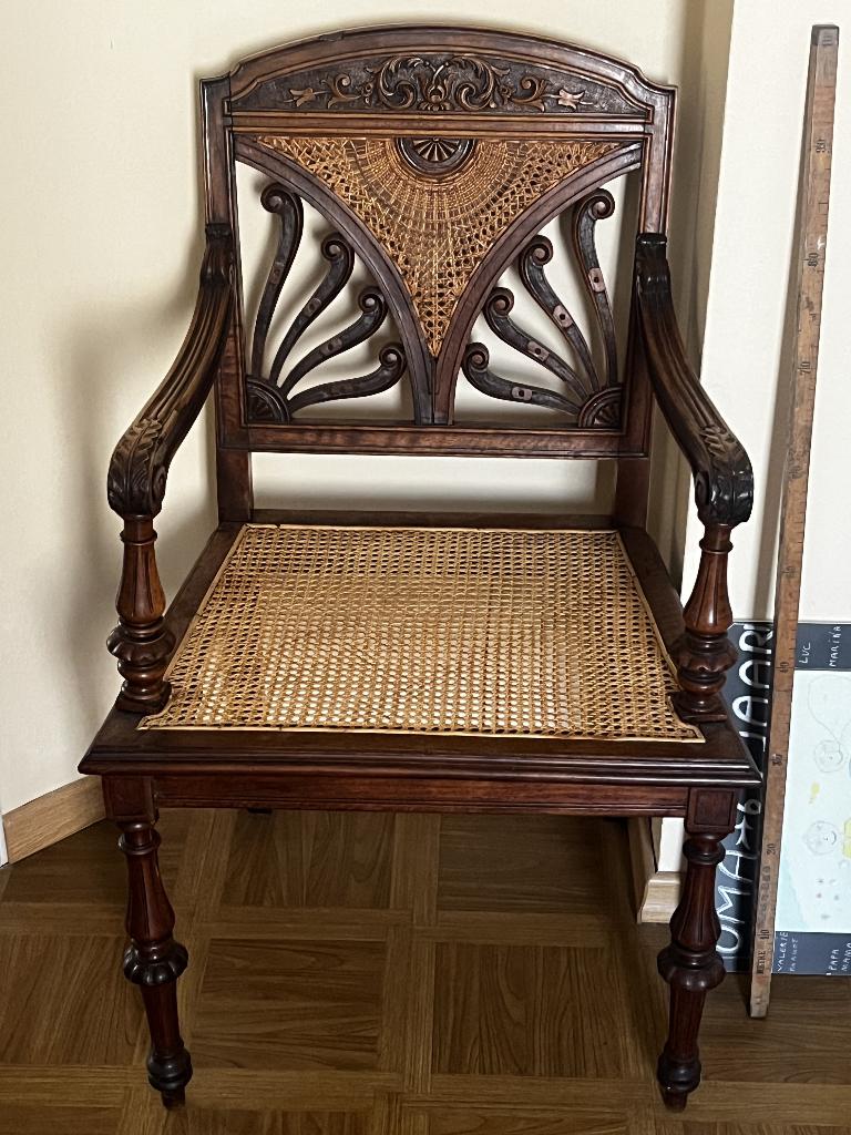 Antieke stoel met armleuningen, Ophalen
