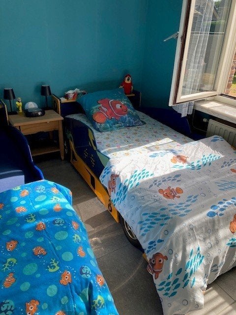 twee kinderbedden in de vorm van auto's ( Zie foto's), Ophalen, Gebruikt, 90 cm, KInderbed