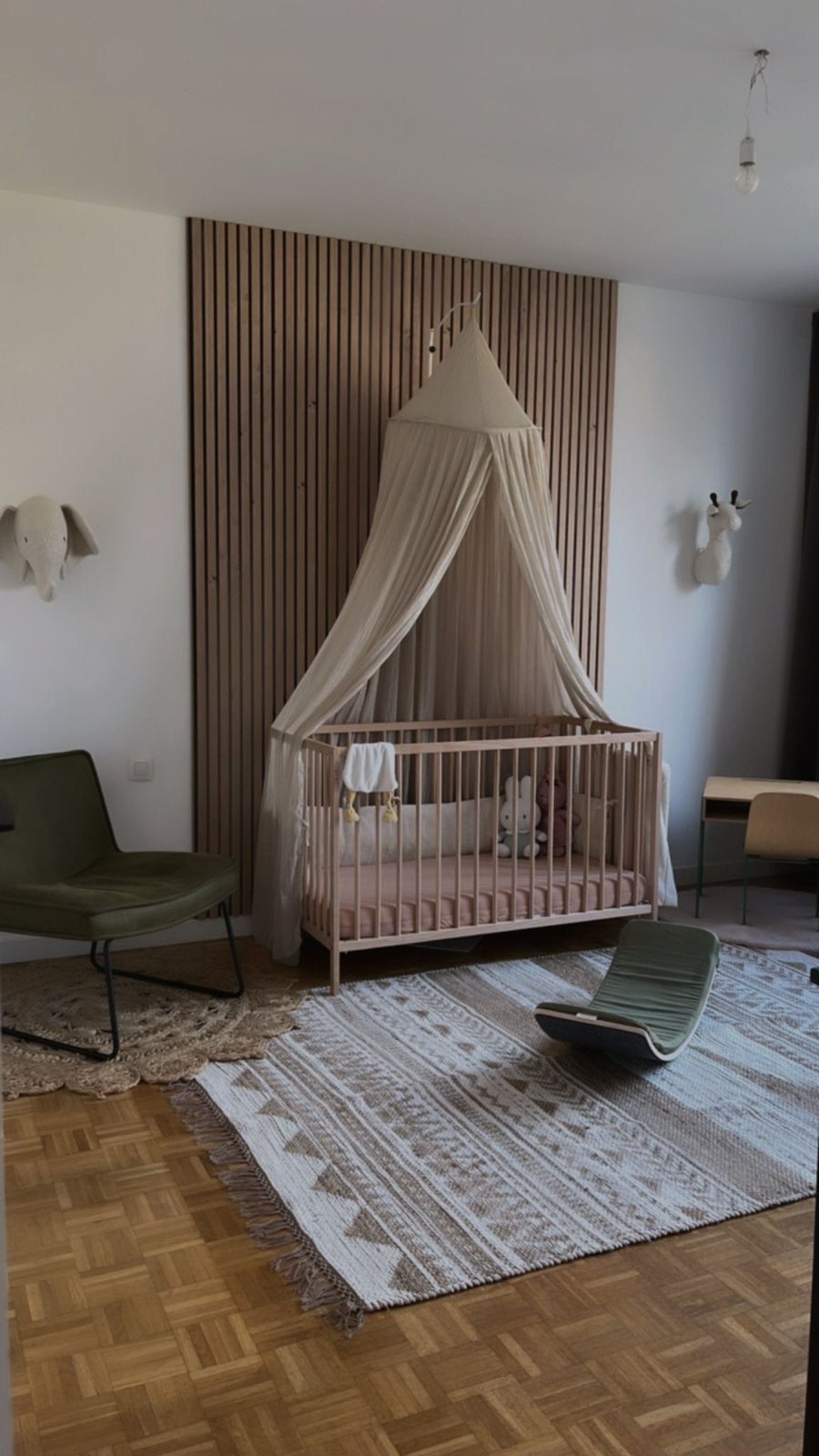 Ikea SNIGLAR houten bed + houten eetstoel, Kinderen en Baby's, Babyparken, Ophalen, Zo goed als nieuw
