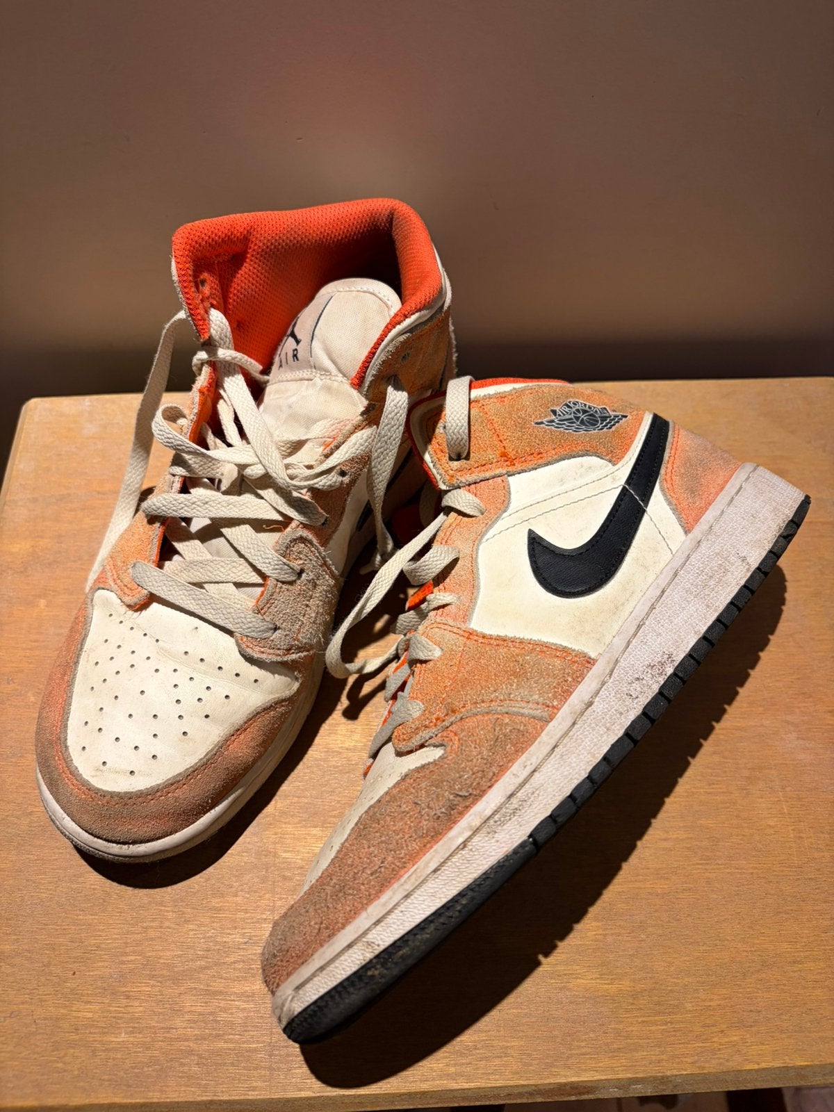 Air Jordan 1 Mid SE 'Orange Suede, Vêtements | Hommes, Enlèvement ou Envoi, Comme neuf