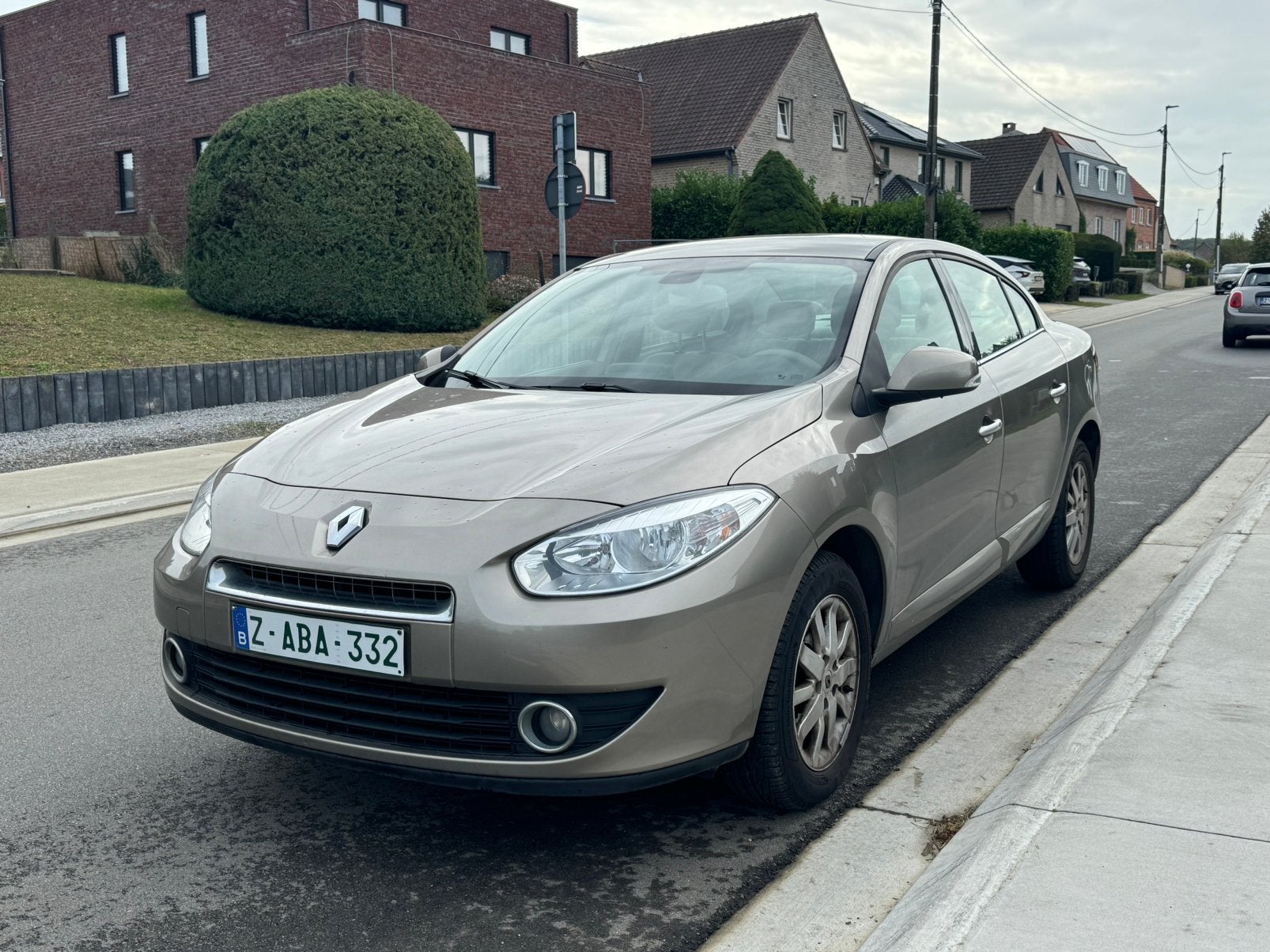 Renault Fluence 1.6 benzine, airco, GPS, 129.000 km, 08.2011, Voorwielaandrijving, Beige, 4 cilinders, Beige