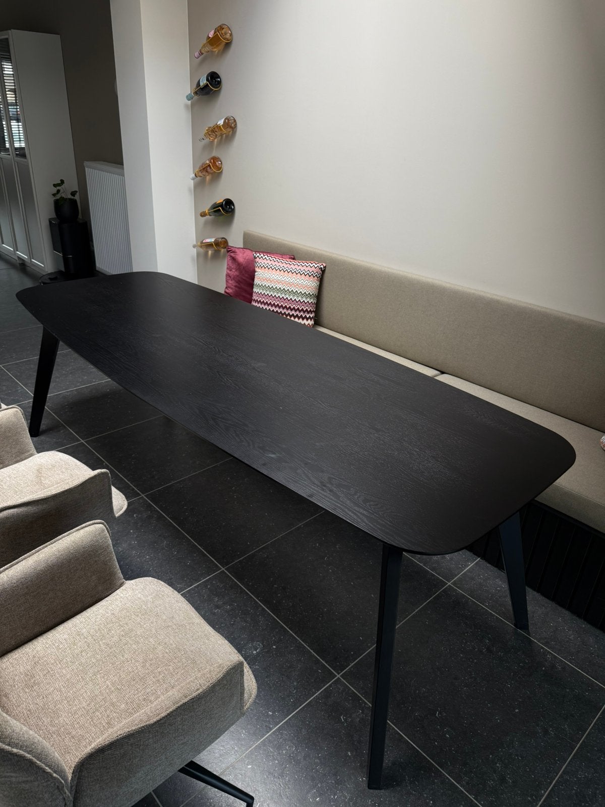 Juntoo Jacky eettafel – zwart essenhout – 240 x 90 cm, Huis en Inrichting, Tafels | Eettafels, Gebruikt, 50 tot 100 cm, 200 cm of meer
