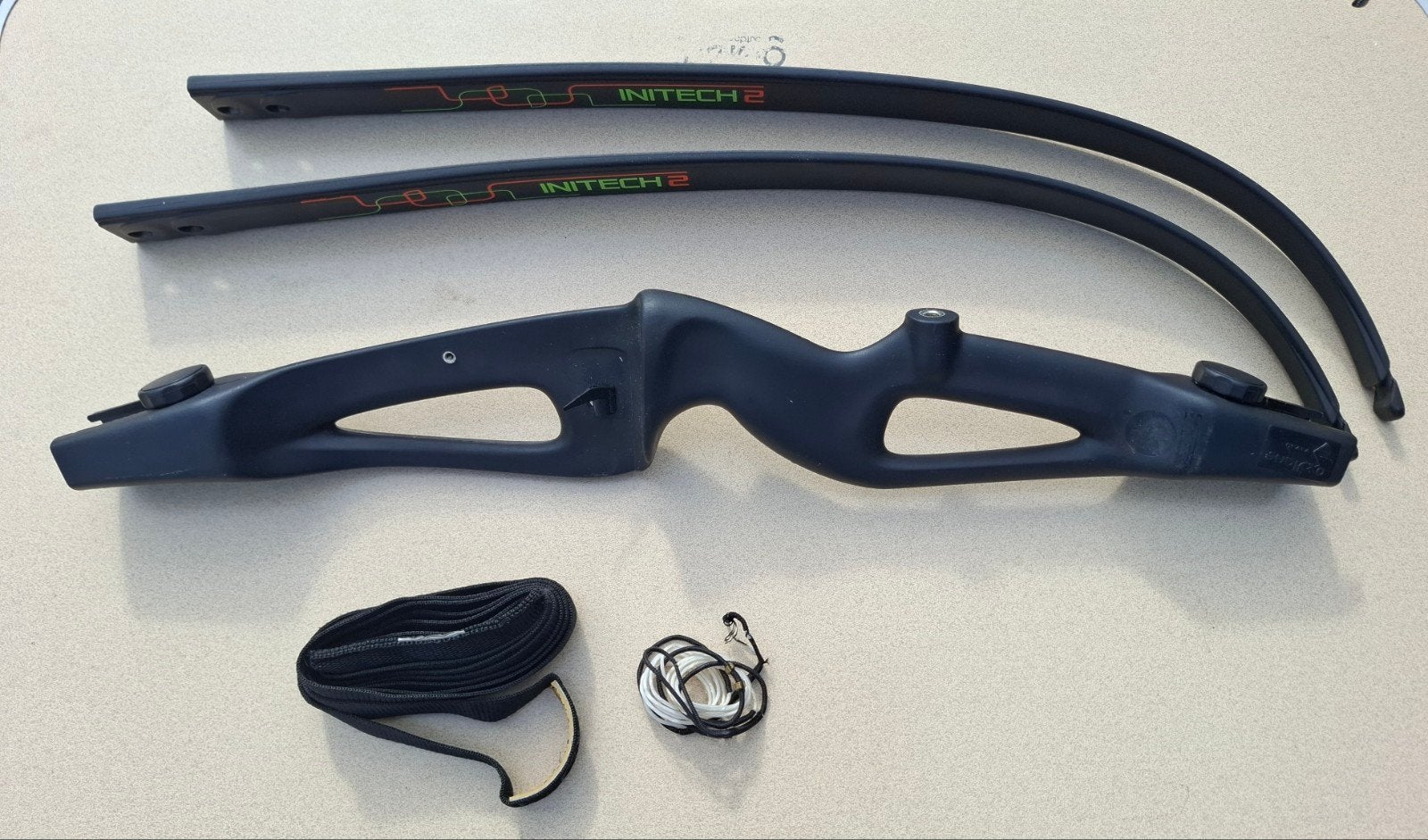 Geologic Initech 2 linkshandige boog + pijlen & accessoires, Sport en Fitness, Handboogschieten, Ophalen, Gebruikt