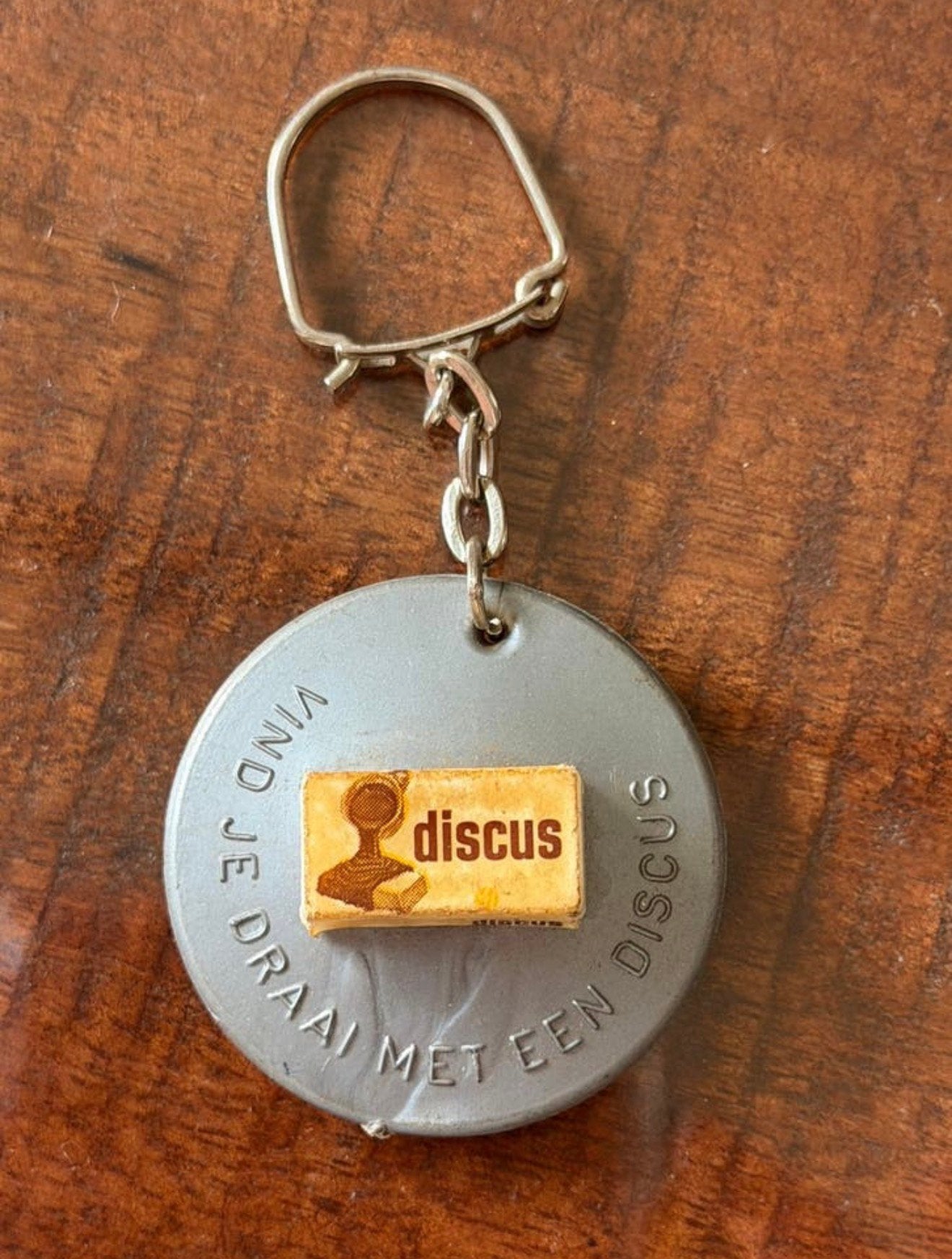 Zeldzame sleutelhanger “ vind je draai met een Discus’” 1970, Verzenden, Gebruikt, Merk