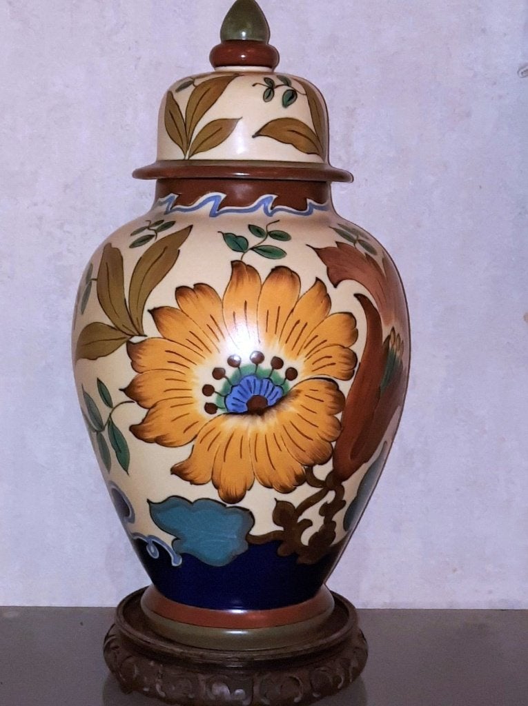 Mooie oude dekselvaas (Gouda Holland) met houten sokkel, Ophalen
