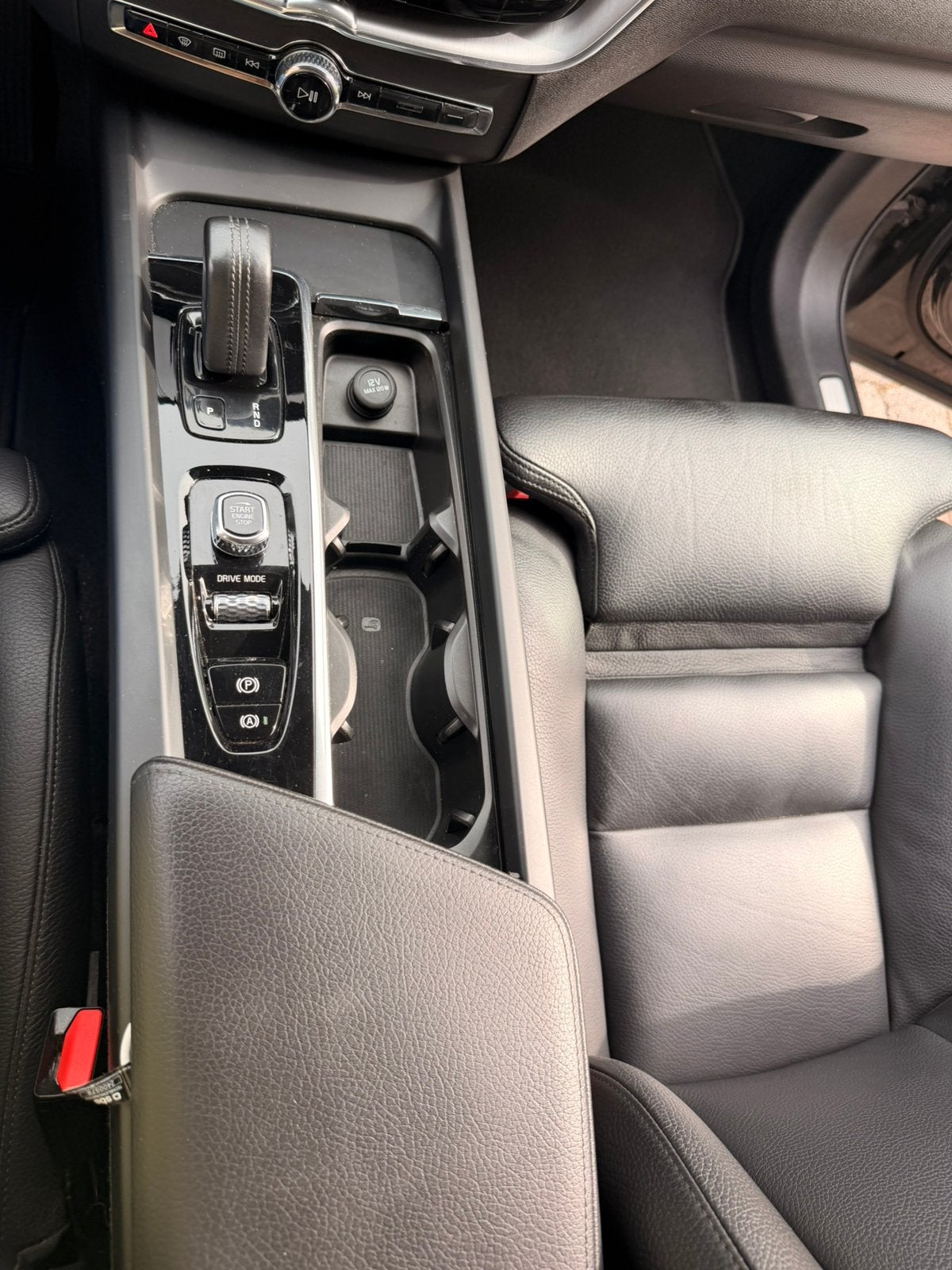 Volvo XC60 Momentum Pro B4 AWD Geartronic, Autos, Cuir, Achat, Euro 6, Commande vocale
