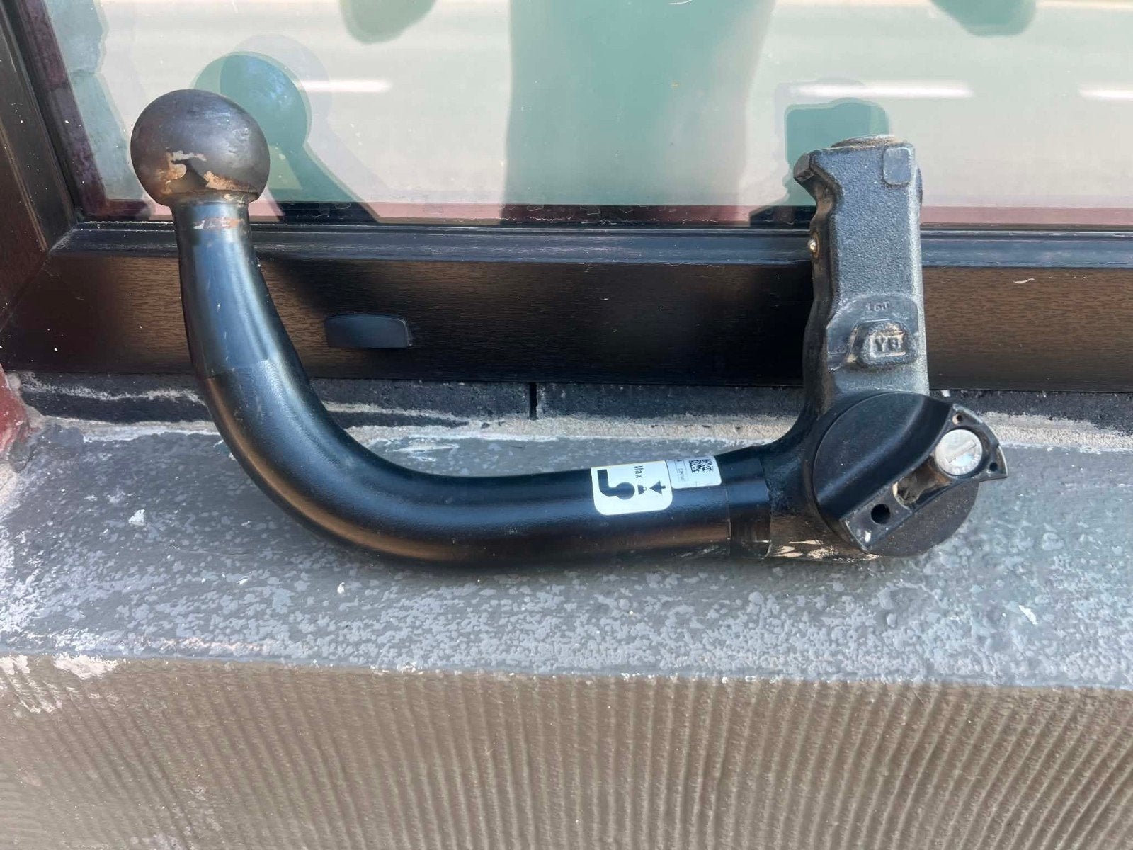 Une balle dans un attelage après l'écrasement d'une Ford Mus, Enlèvement, Utilisé, Arrière, Ford