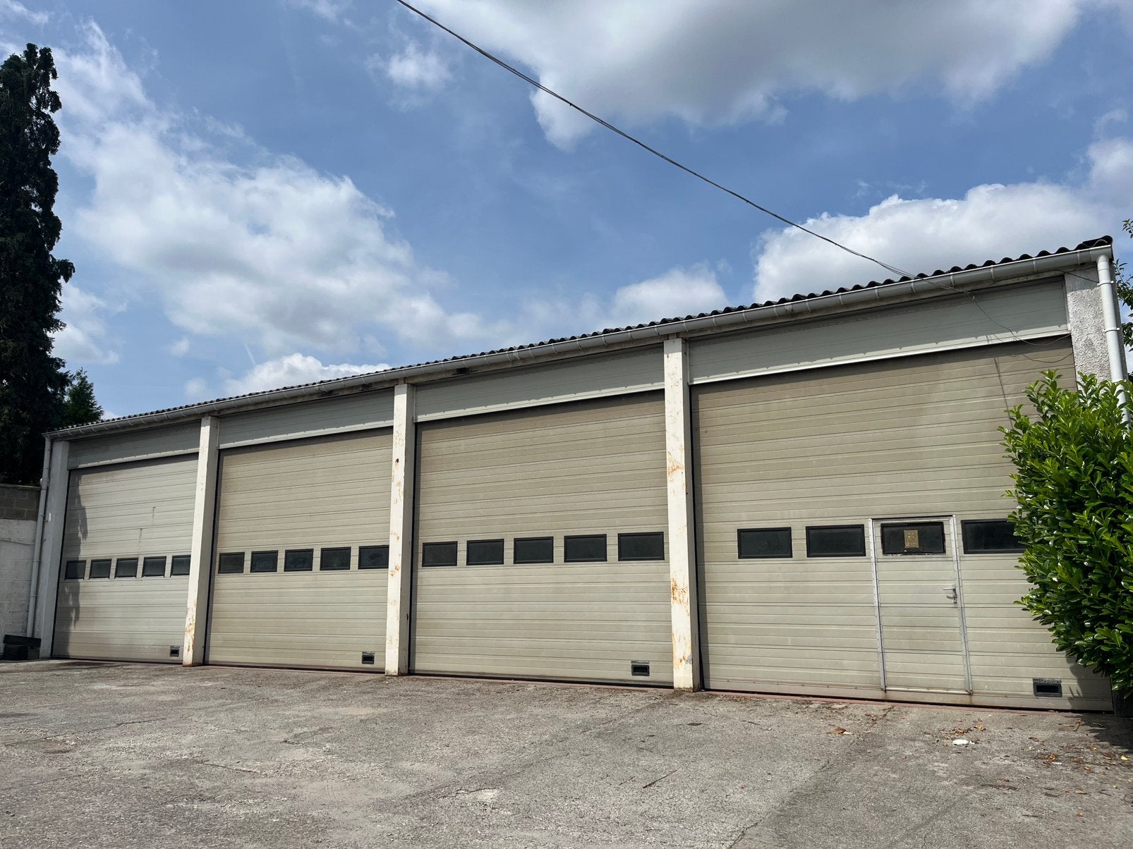 ENTREPÔT À LOUER – JUMET – E42 – DOMAINE PRIVÉ SÉCURISÉ, 266 m², Location, Emplacement de parking