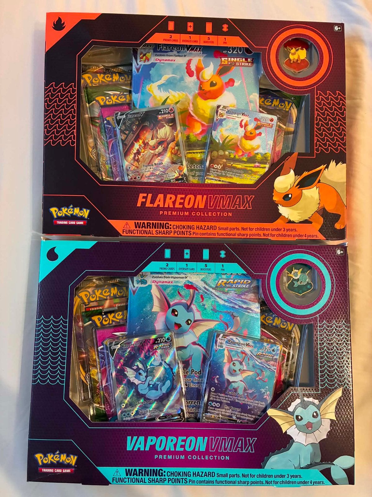Pokémon Premium collection Flareon Vmax & Vaporeon Vmax, Hobby & Loisirs créatifs, Jeux de cartes à collectionner | Pokémon, Comme neuf