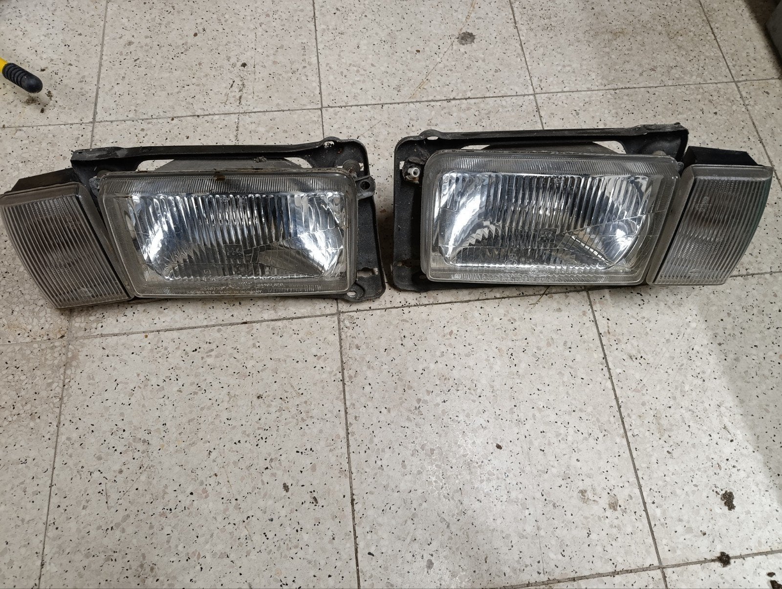 Phares et clignotants blancs de la VW Jetta 1 Hella, Enlèvement