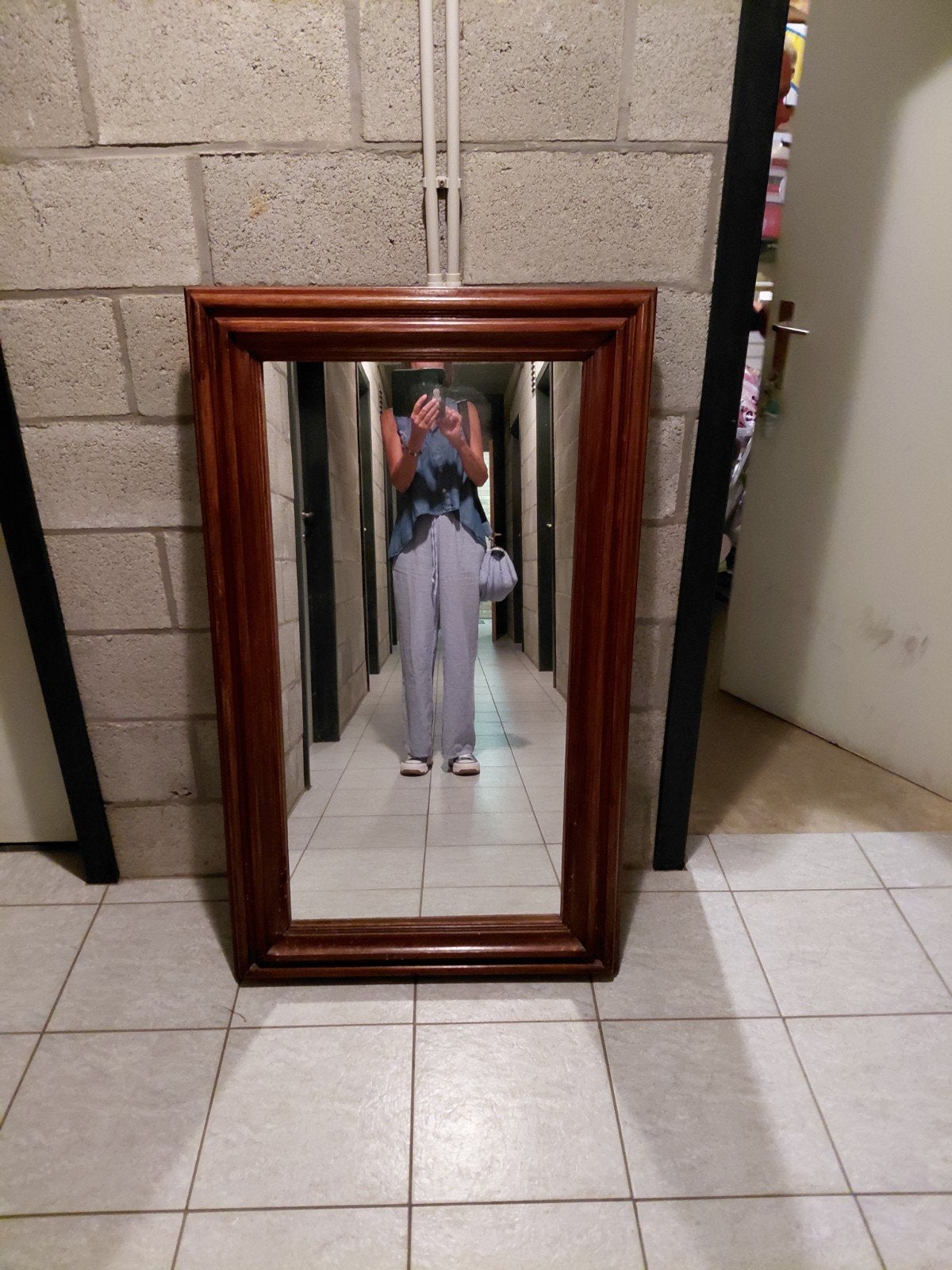 miroir ancien mesurant 74 cm sur 1m26 cm.
très lourd, parfai, Enlèvement