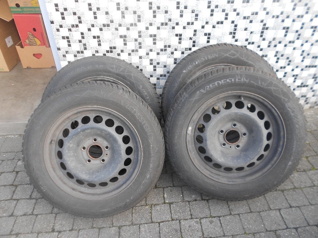 4 pneus hiver vredestein 205/60R16 avec jantes fait 400 km, Enlèvement, Utilisé, Pneus hiver, Pneu(s)