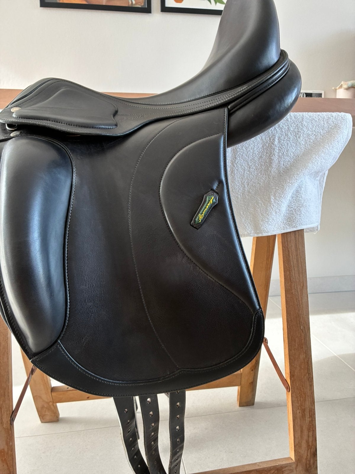 Selle de dressage Amerigo Cervia Siena 17,5 pouces — noire, L (17.5 pouces), Comme neuf, Siège creux, Autres marques