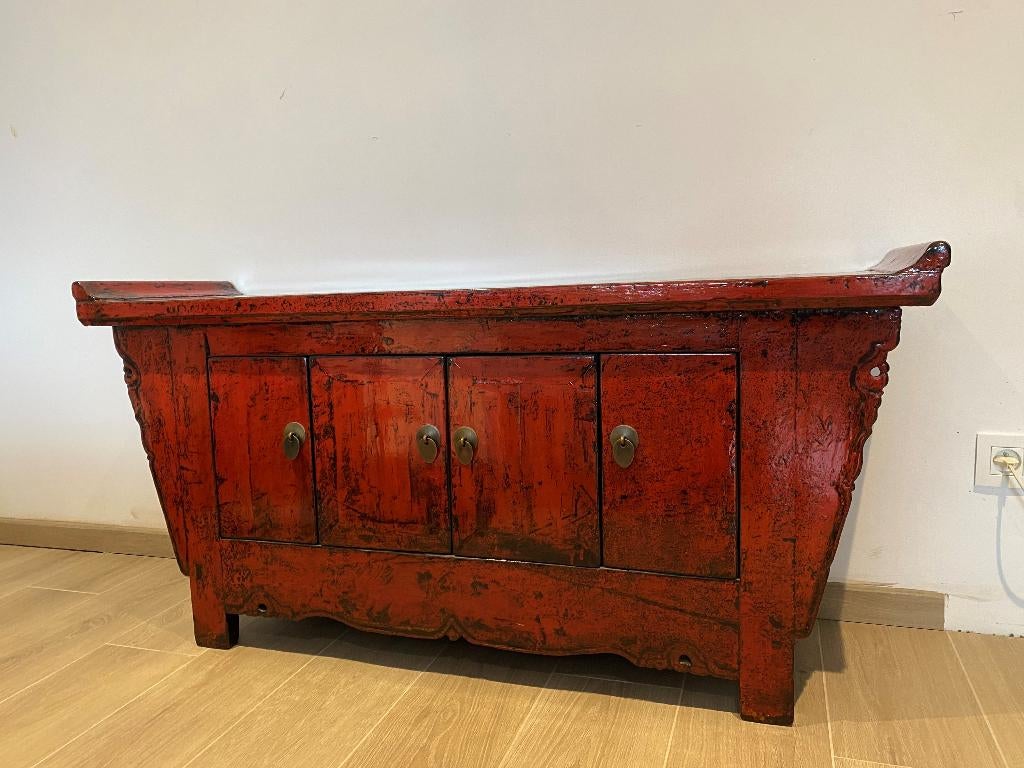 Commode chinoise ancienne (laquée rouge) – Bombay-Pékin, Enlèvement