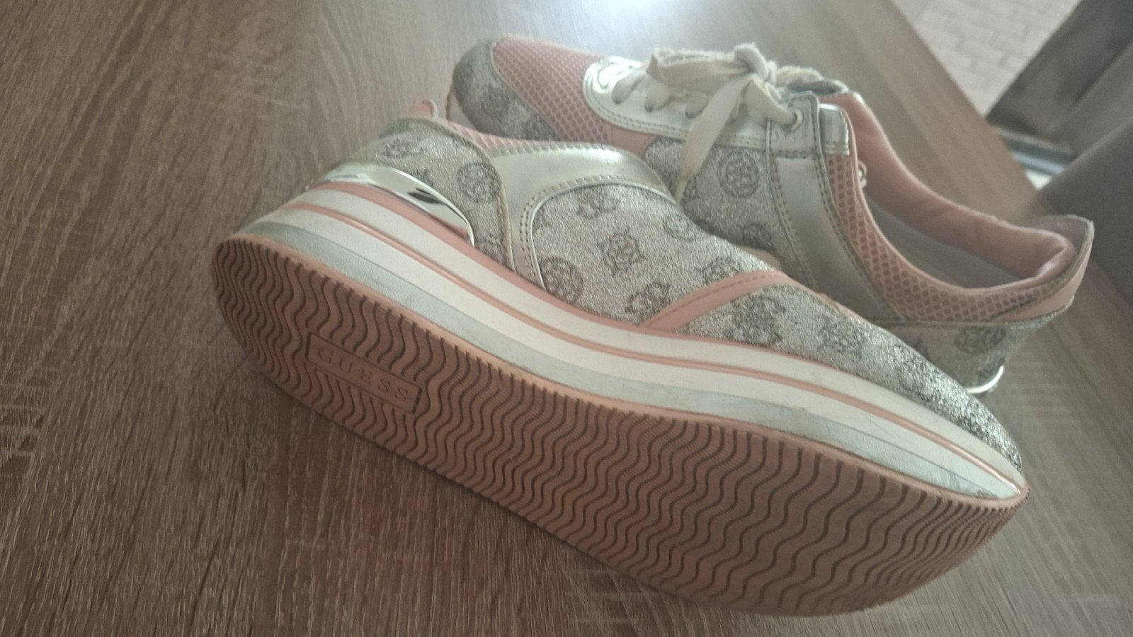 Sneaker en sandalen te koop, Enlèvement