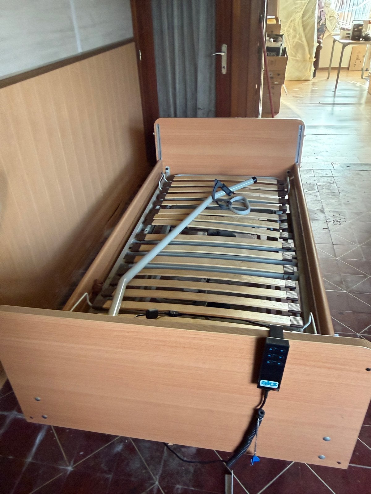 Elektrische ziekenhuisbed, Huis en Inrichting, Ophalen, Zo goed als nieuw