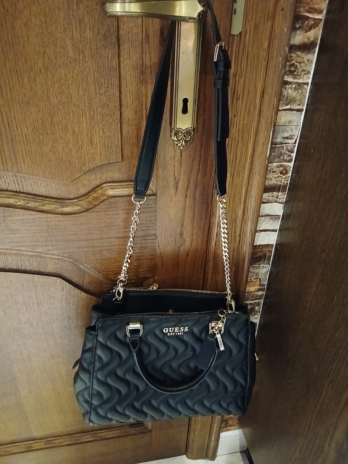 Nieuwe schoudertas van guess, Ophalen