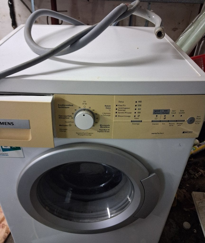 MACHINE A LAVER SIEMENS IQ 300, 1200 à 1600 tours, 85 à 90 cm, 4 à 6 kg, Chargeur frontal