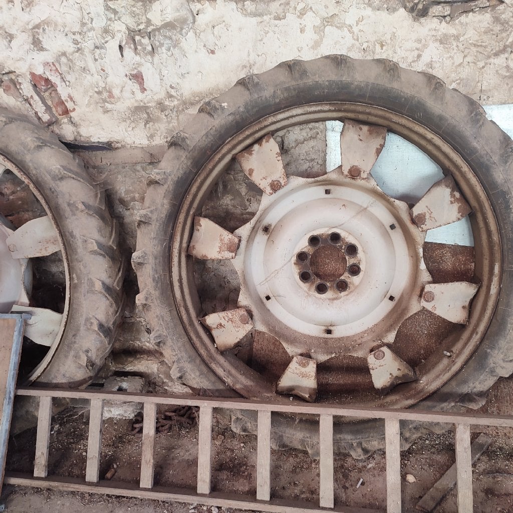 Roues tracteur Ford, Enlèvement