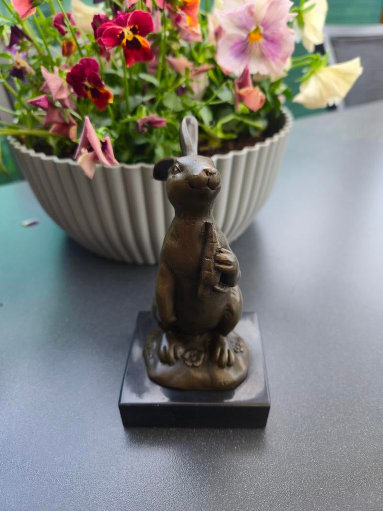 Bronzen beeldje konijntje met wortel (gemerkt+gieterij), Ophalen