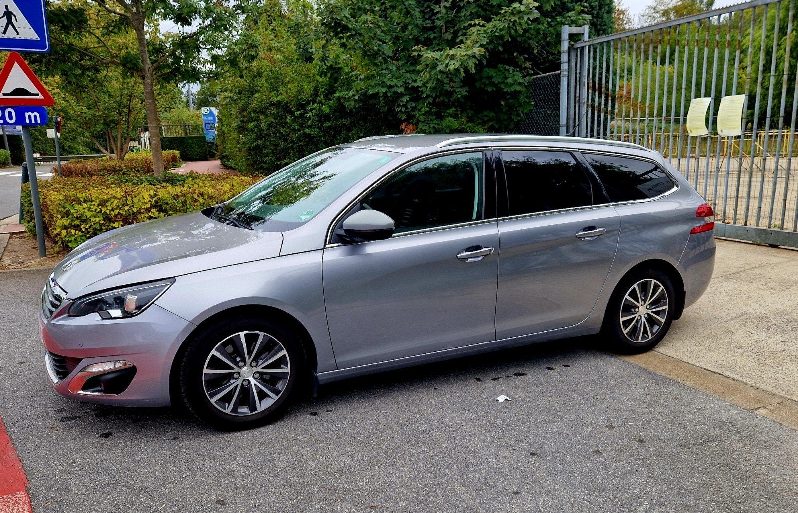 Carnet d'entretien Peugeot 308 Allure 1.6 Essence 156 ch 201, Autos, Achat, Noir, 5 portes, Phares entièrement LED