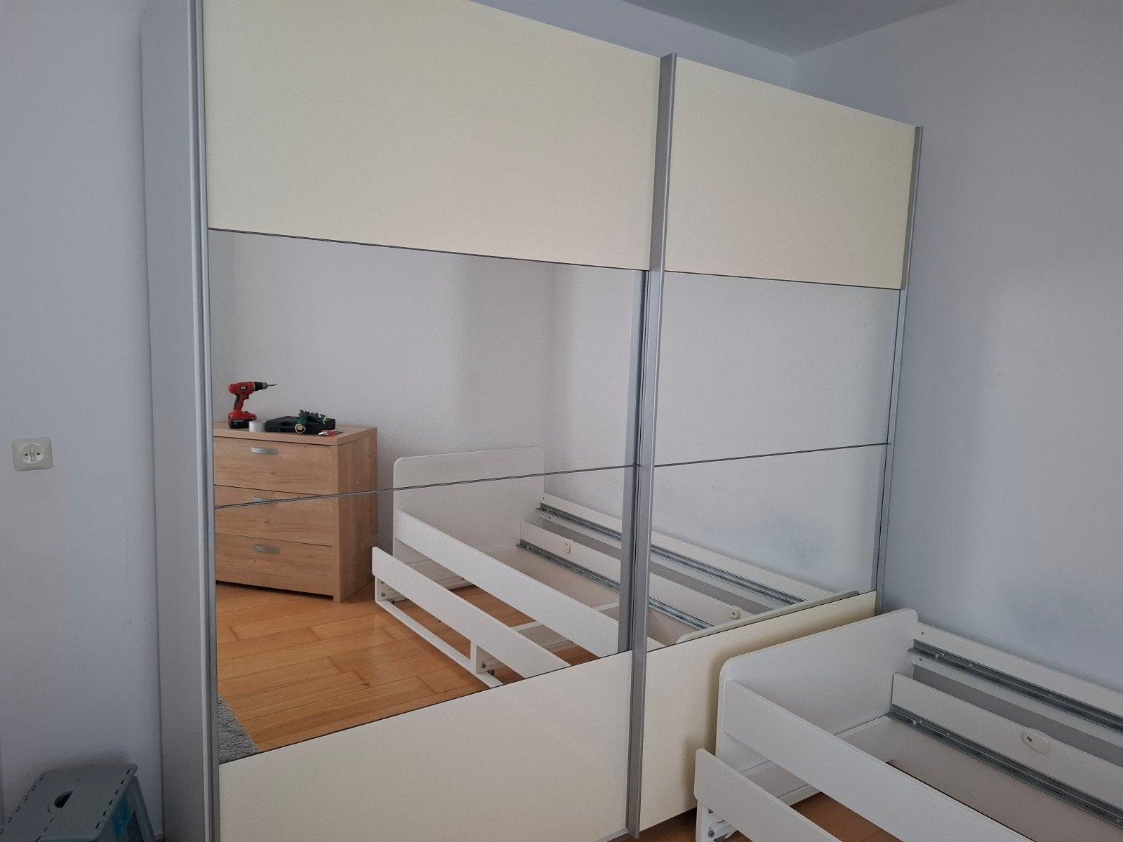 meubles à vendre : canapé et chambre complète et armoire
un, Immo