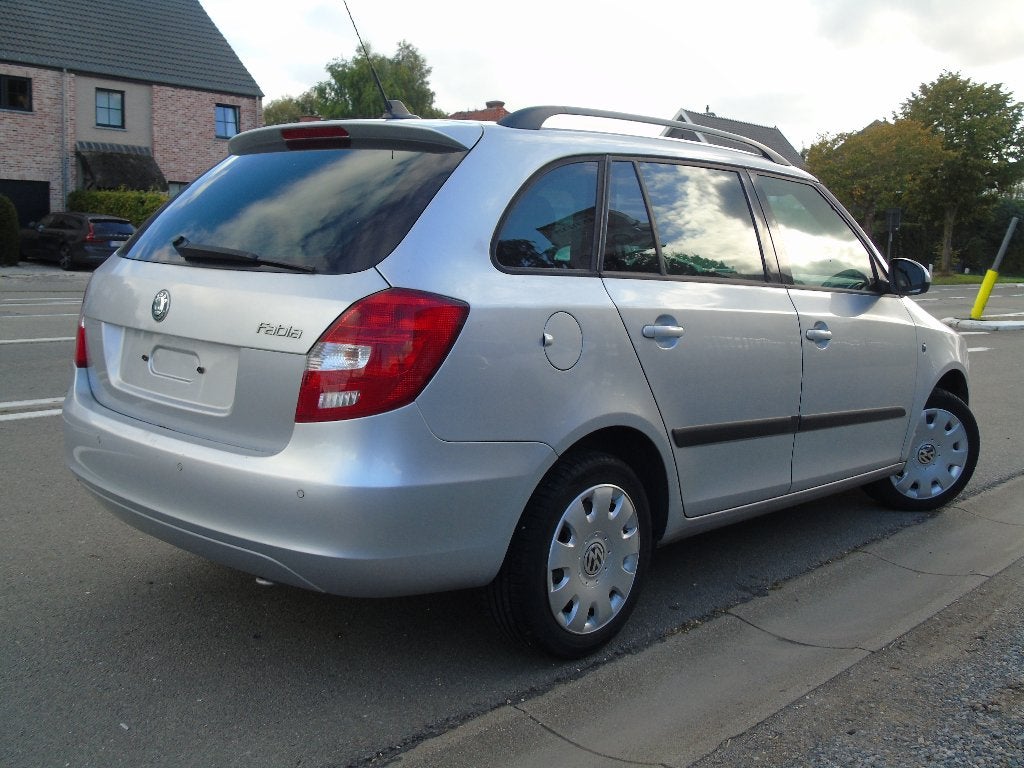 Skoda Fabia 1.6 TDI *12/2010 *Digitale AIRCO *NAVI *EURO 5, Autos, Entreprise, Boîte manuelle, Volant multifonction, Noir