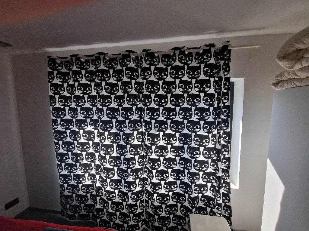 Gordijn met poezenprint IKEA MATTRAM reeds ingelegd op 233cm, Ophalen, Zo goed als nieuw, Met ringen, Gordijn