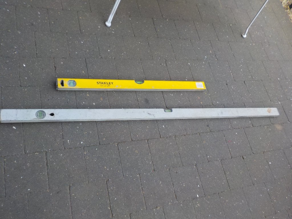 2 grote waterpassen, Ophalen