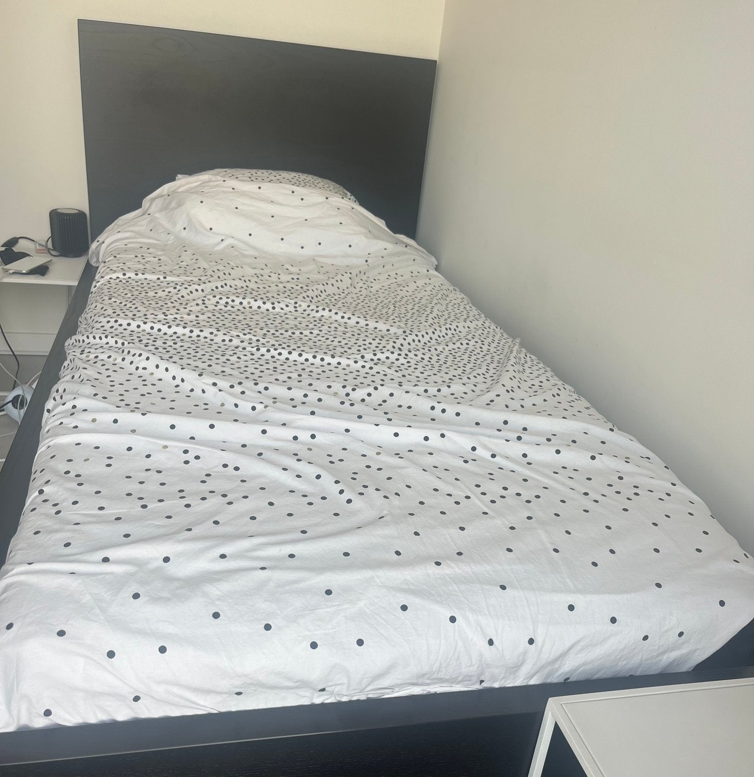 Zwart één persoonsbed inclusief matras, Huis en Inrichting, Slaapkamer | Bedden, Ophalen, Zo goed als nieuw, Zwart