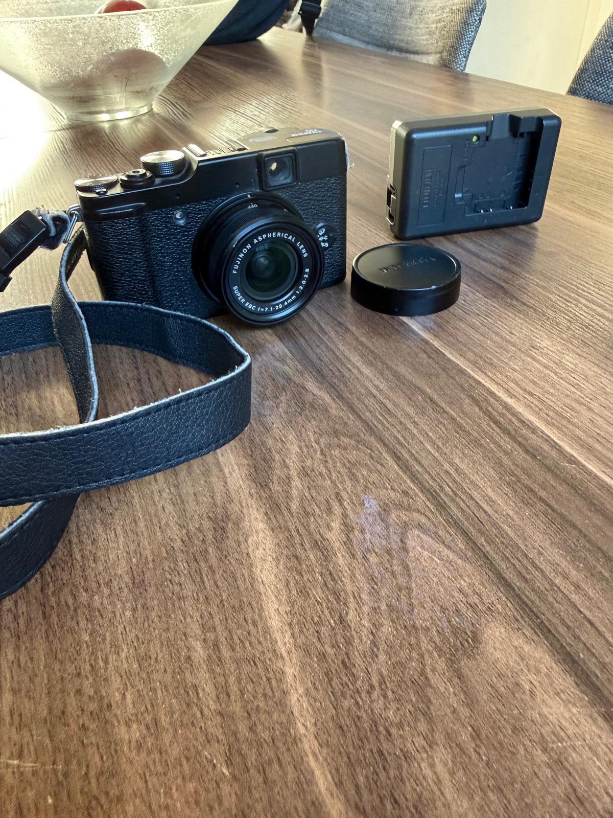 Fuji Finepix X10, Ophalen, Zo goed als nieuw, Accu, Fujifilm