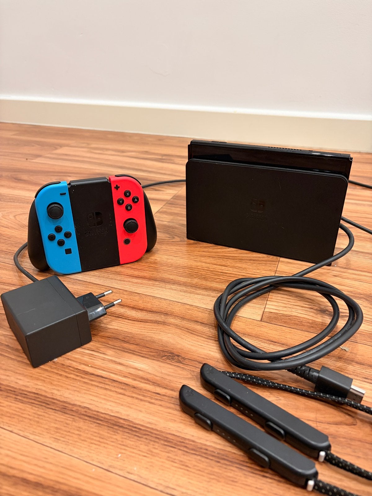 Nintendo Switch rouge et bleue Oled + Animal Crossing, Switch OLED, Enlèvement, Utilisé, Avec jeux