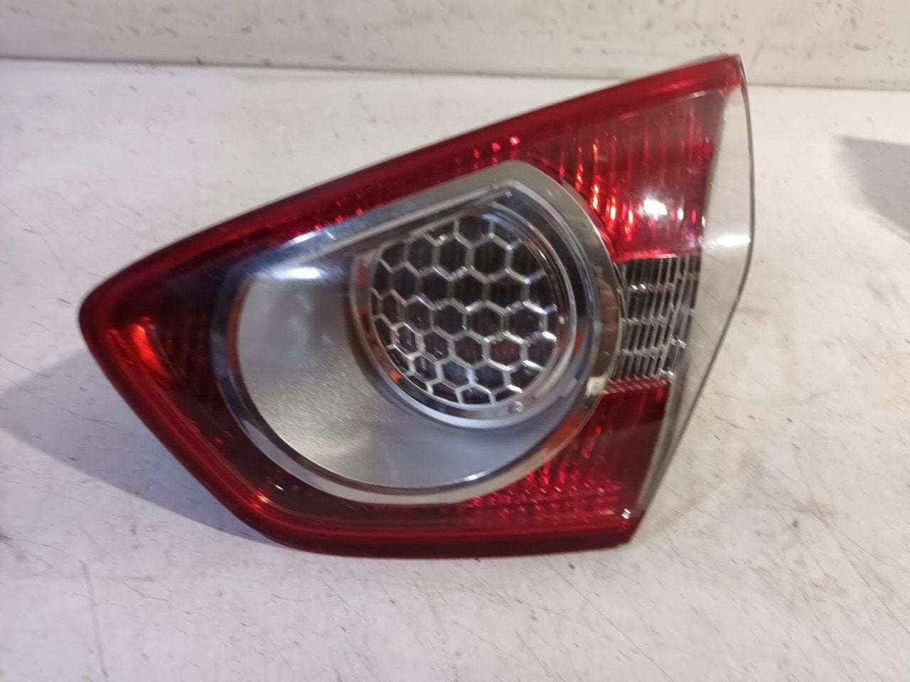 Achterlicht kofferdeksel achterklep rechts Ford Kuga, Onderdelen@venauto.nl, Van der Ven Autorecycling B.V., Gebruikt, Ettenseweg 76, 4706 PB Roosendaal, The Netherlands