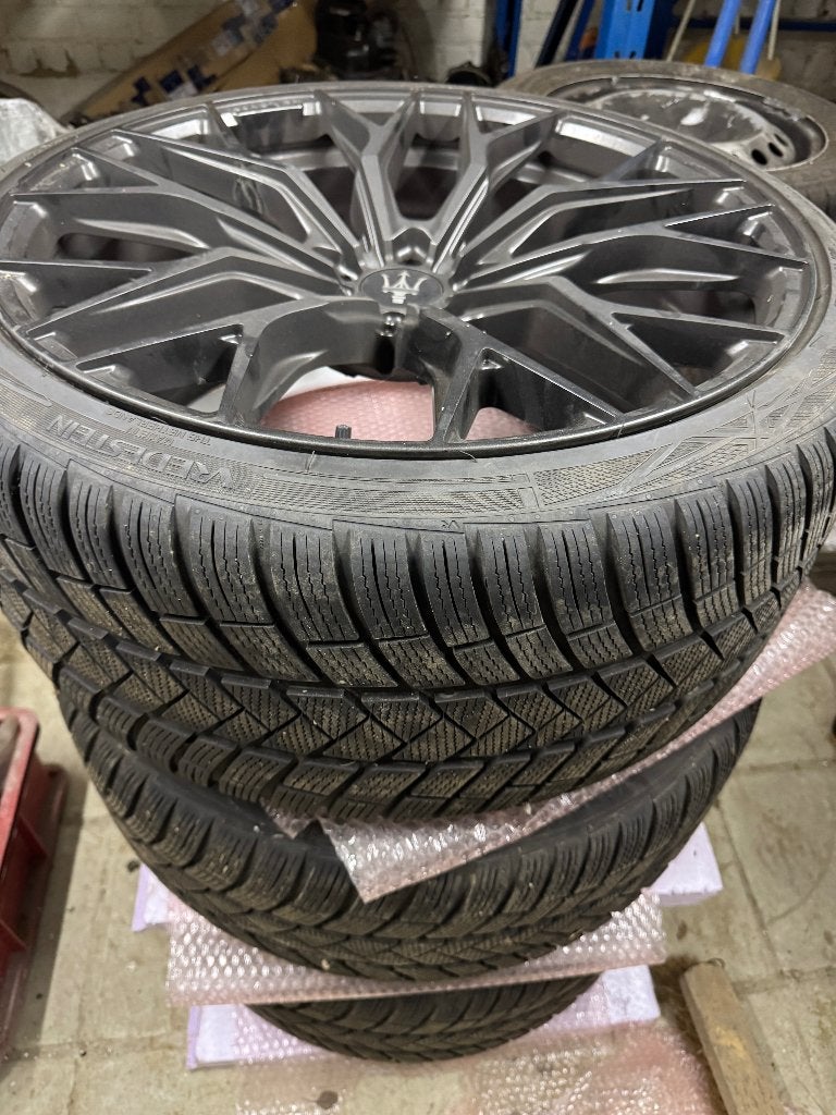 Jantes Maserati Levante de 22 pouces avec pneus d'hiver, Autos : Pièces & Accessoires, Pneus hiver, 295 mm, Véhicule de tourisme