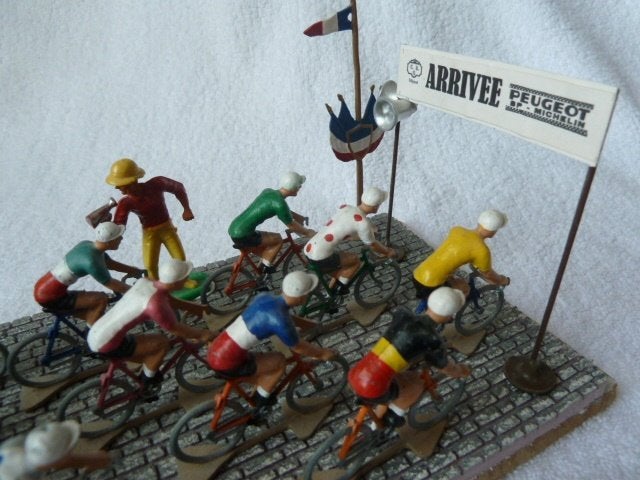 Diorama cyclistes sur pavés moto 2 drapeaux & vélos en métal, Enlèvement ou Envoi, Utilisé, Diorama