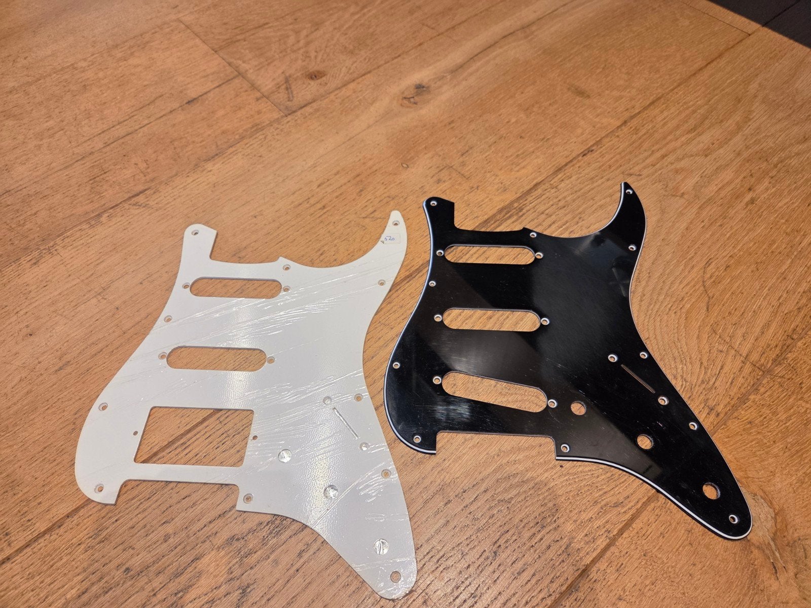 Set van 2 Stratocaster Slagplaten / Pickguards (1x HSS wit +, Ophalen of Verzenden, Zo goed als nieuw, Elektrische gitaar