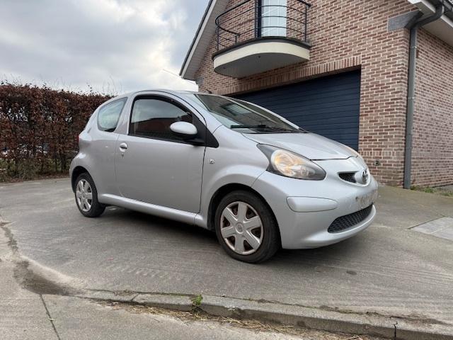 Toyota Aygo 1.0i VVT-i, Autos, Toyota, Argent ou Gris, Achat, Entreprise, Boîte manuelle