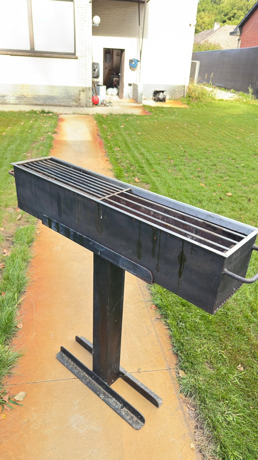 Handgemaakte BBQ uit dikke staal + 2 grills, Ophalen, Gebruikt
