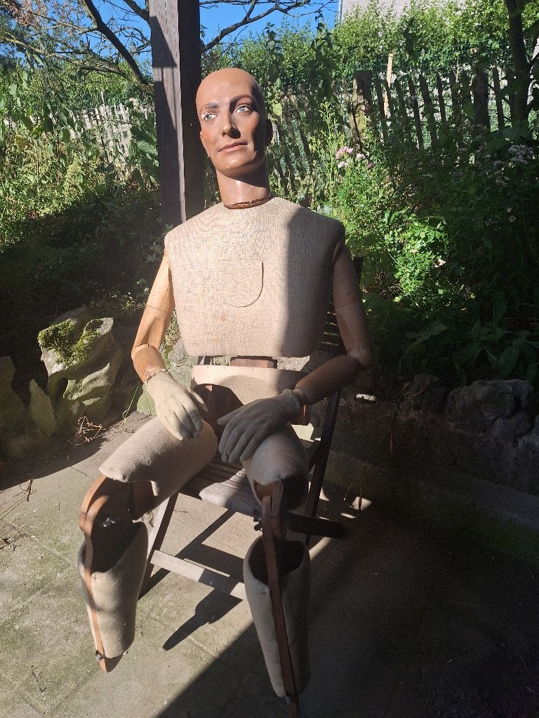 Eeuwenoude mannequin, Ophalen