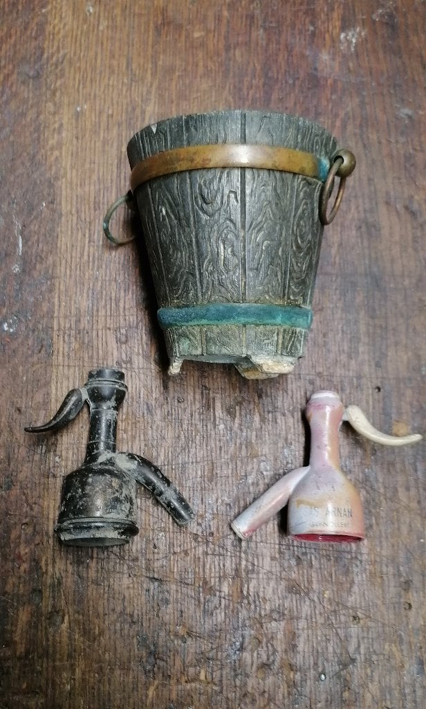 Seau bronze et têtes syphon eau, Envoi, Bronze