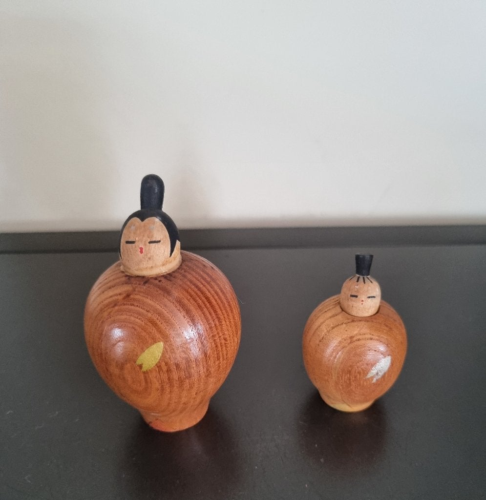 Mooi Kokeshi paar van Kuribayashi, Issetsu (1924-2011), Antiek en Kunst, Kunst | Niet-Westerse kunst, Pop, Japan, Hout, Meerkleurig
