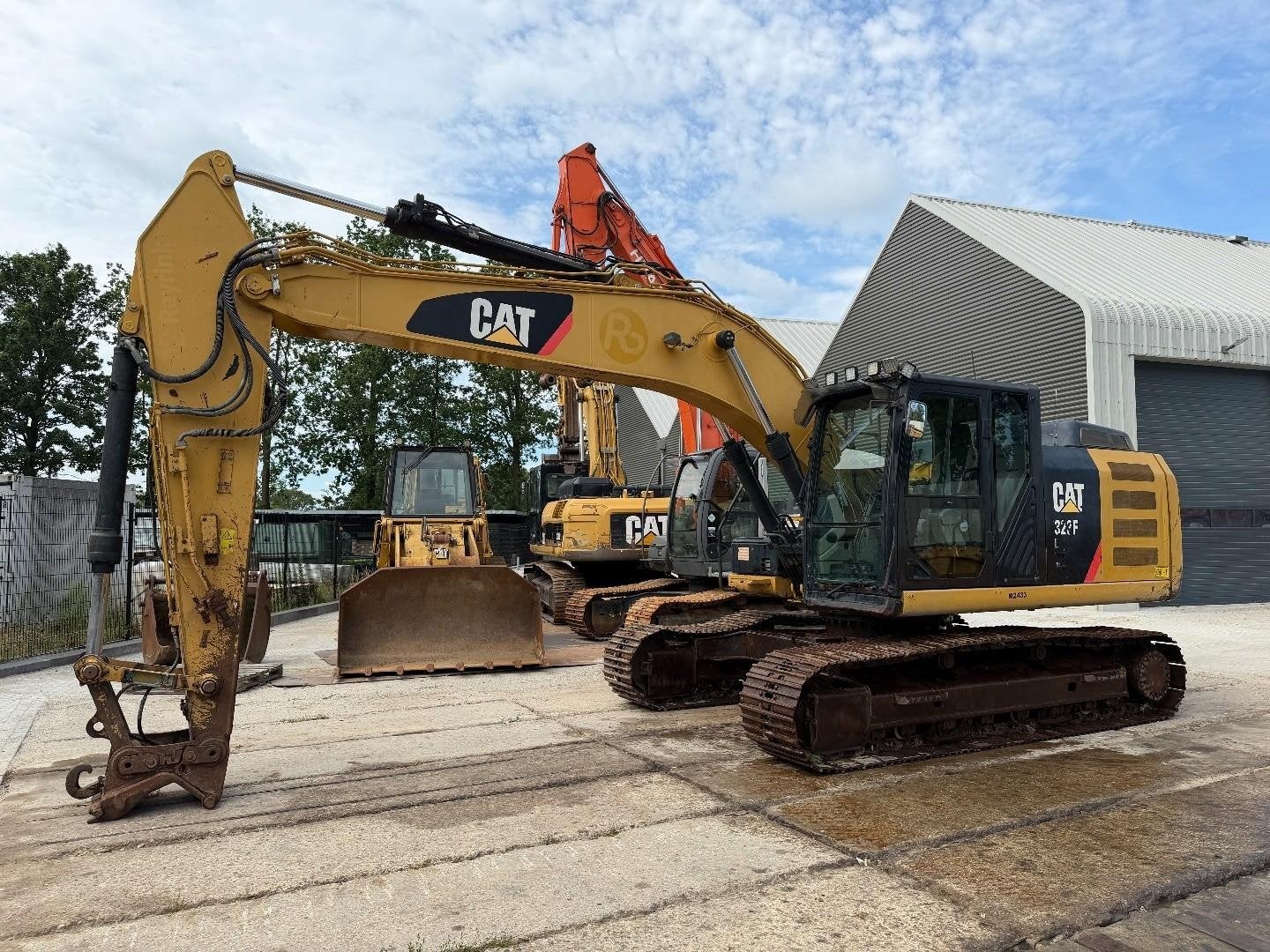 Caterpillar 323 EL, Excavatrice