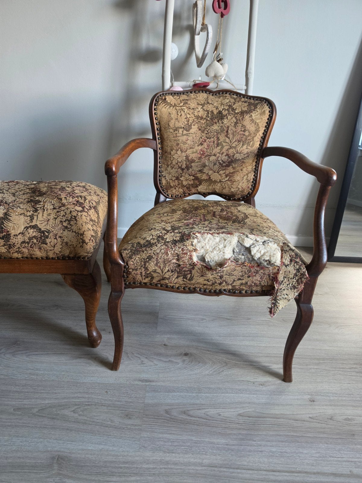 Fauteuil Louis XV classique avec tabouret assorti (Opknappe), Antiquités & Art, Enlèvement