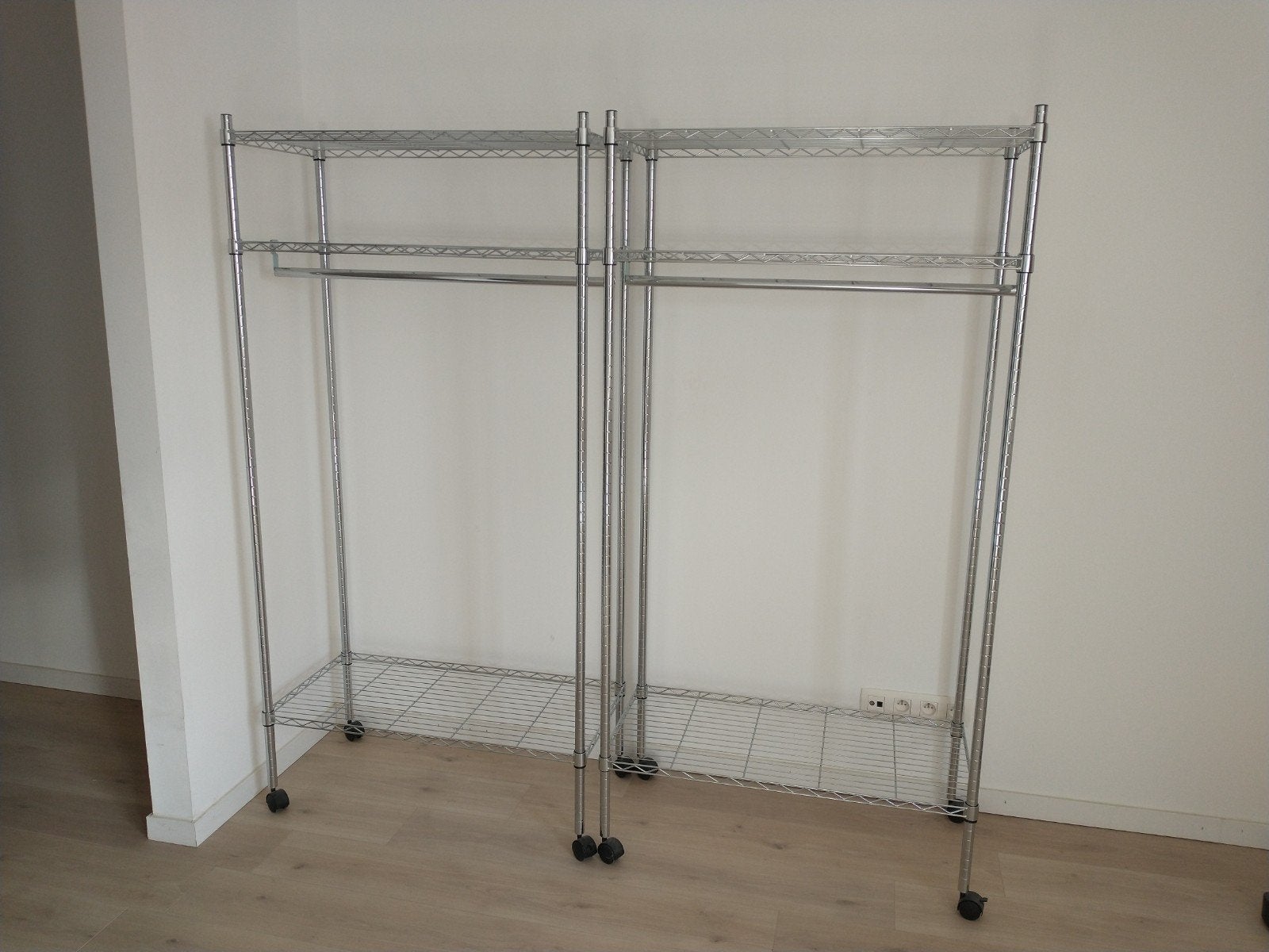 2 kledingrekken op wieltjes, Ophalen