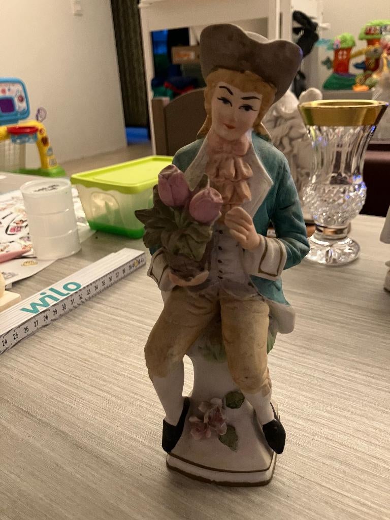 beeldje zittend figuur met bloemen in de hand, Ophalen of Verzenden, Gebruikt